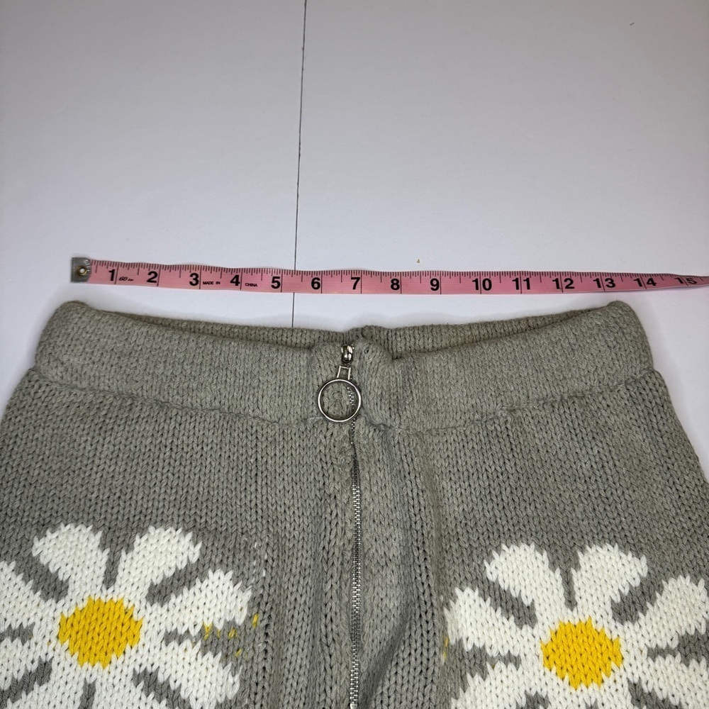 Storia Knit Daisy Shorts Large Gray White Yellow Floral High Waisted Lined NWT - Picture 5 of 9